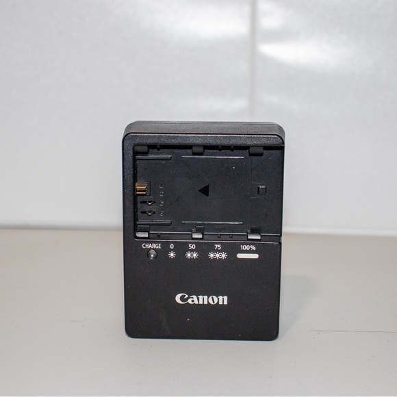 Canon EOS 7d Mark II Camera Bundle - Picture 14 of 16